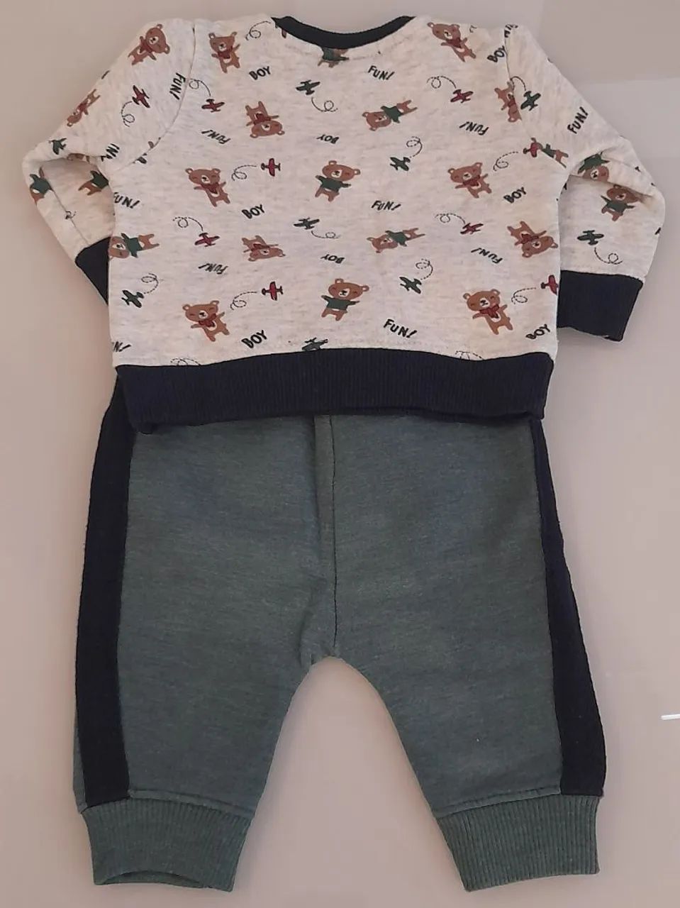 Conjunto em moletom com blusa estampada com ursinhos e calça verde com detalhes marinho - Foto 2