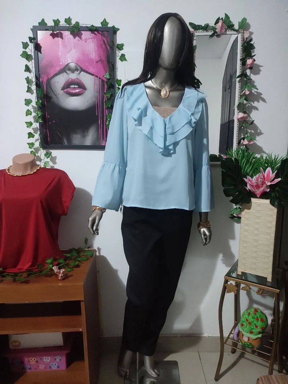 Blusa de Crepe de Mangas Longas e decote V com babado. - Foto 3