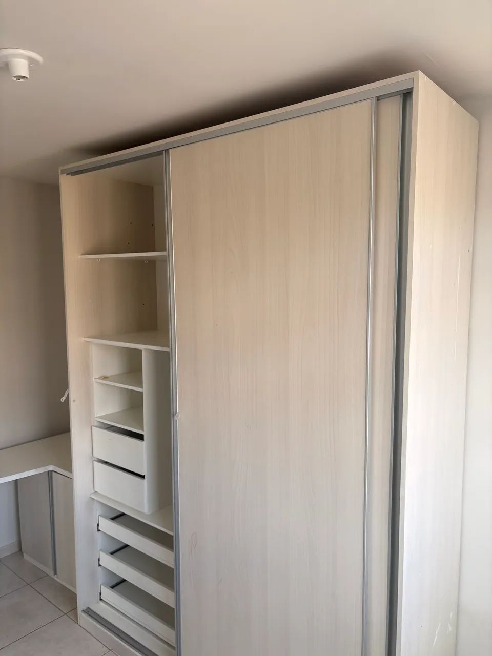 Guarda roupas + mesa de apoio