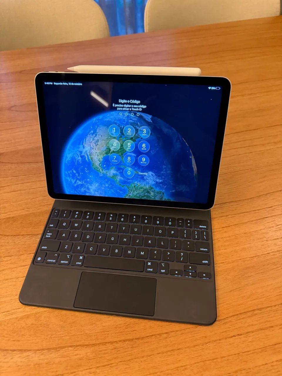 iPad Air 5ª Geração 256GB M1 + Capa com Teclado e Caneta