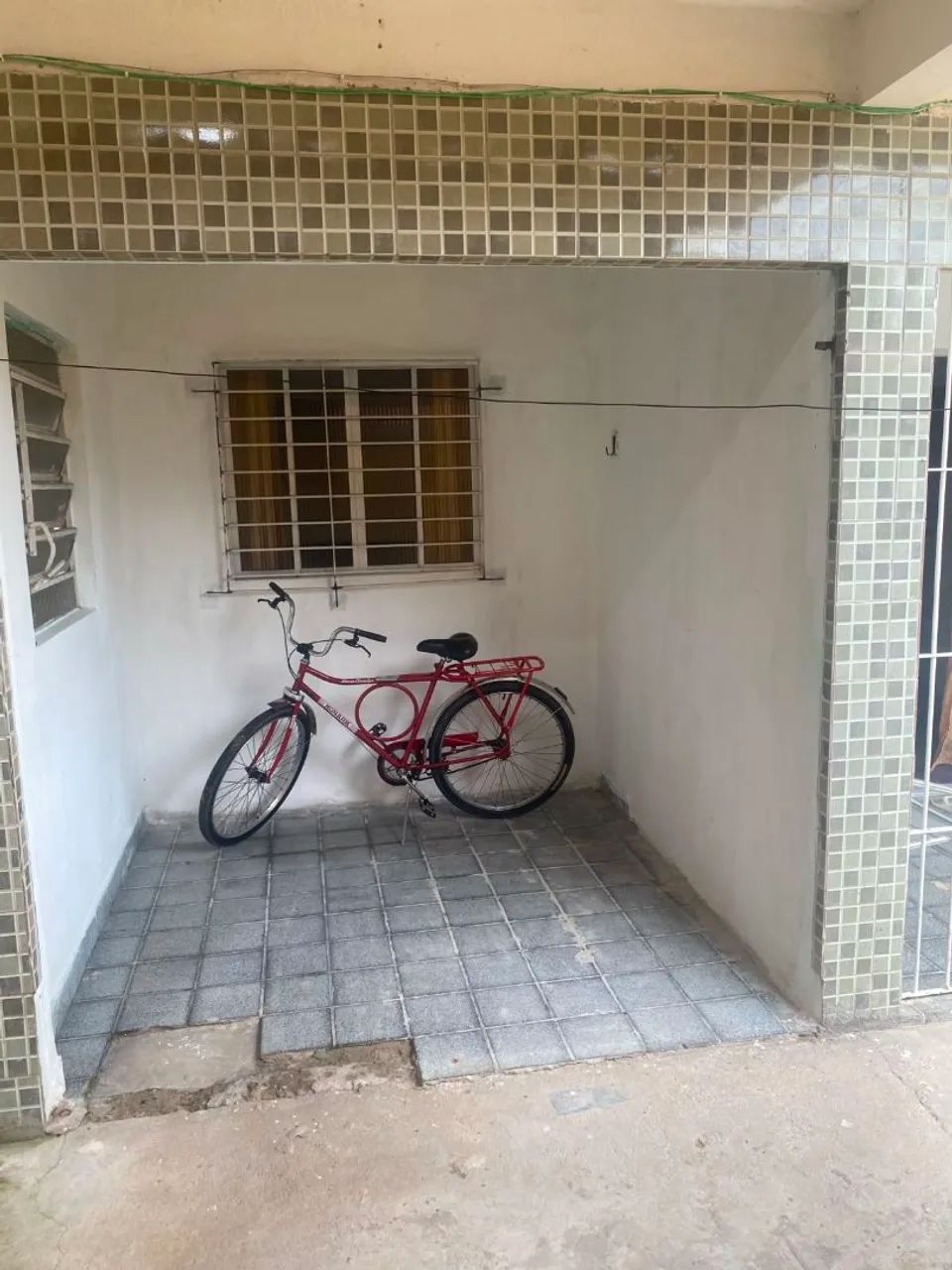 Aluga-se casa com garagem 