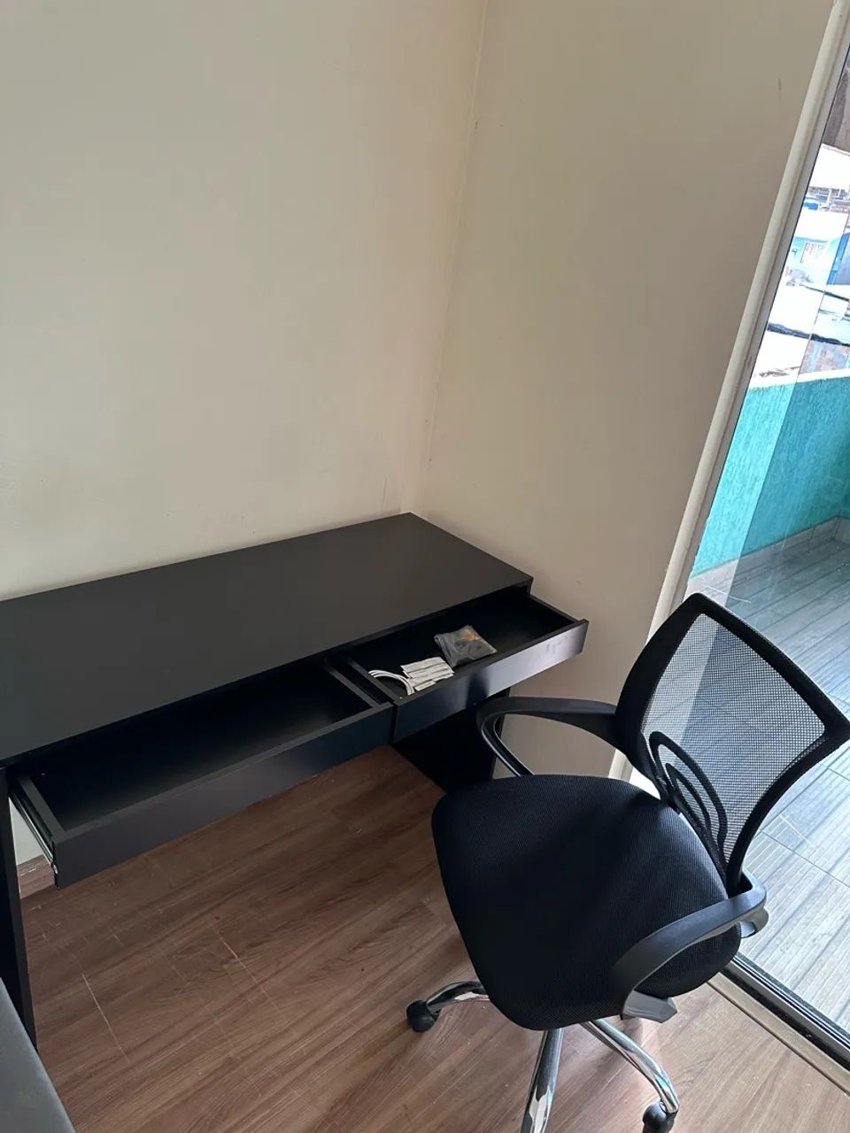 CADEIRA E MESA PARA ESCRITÓRIO 