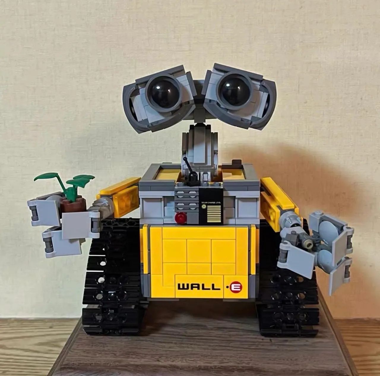 BLOCO DE MONTAR ROBÔ WALL-E 687 PEÇAS (LACRADO) 