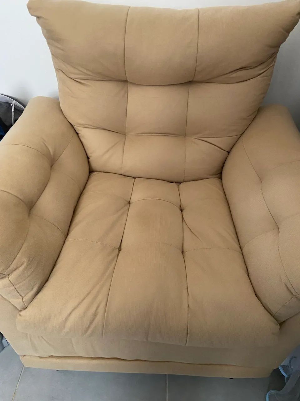 Poltrona Estofada Bege Super Confortável - Ótimo Estado