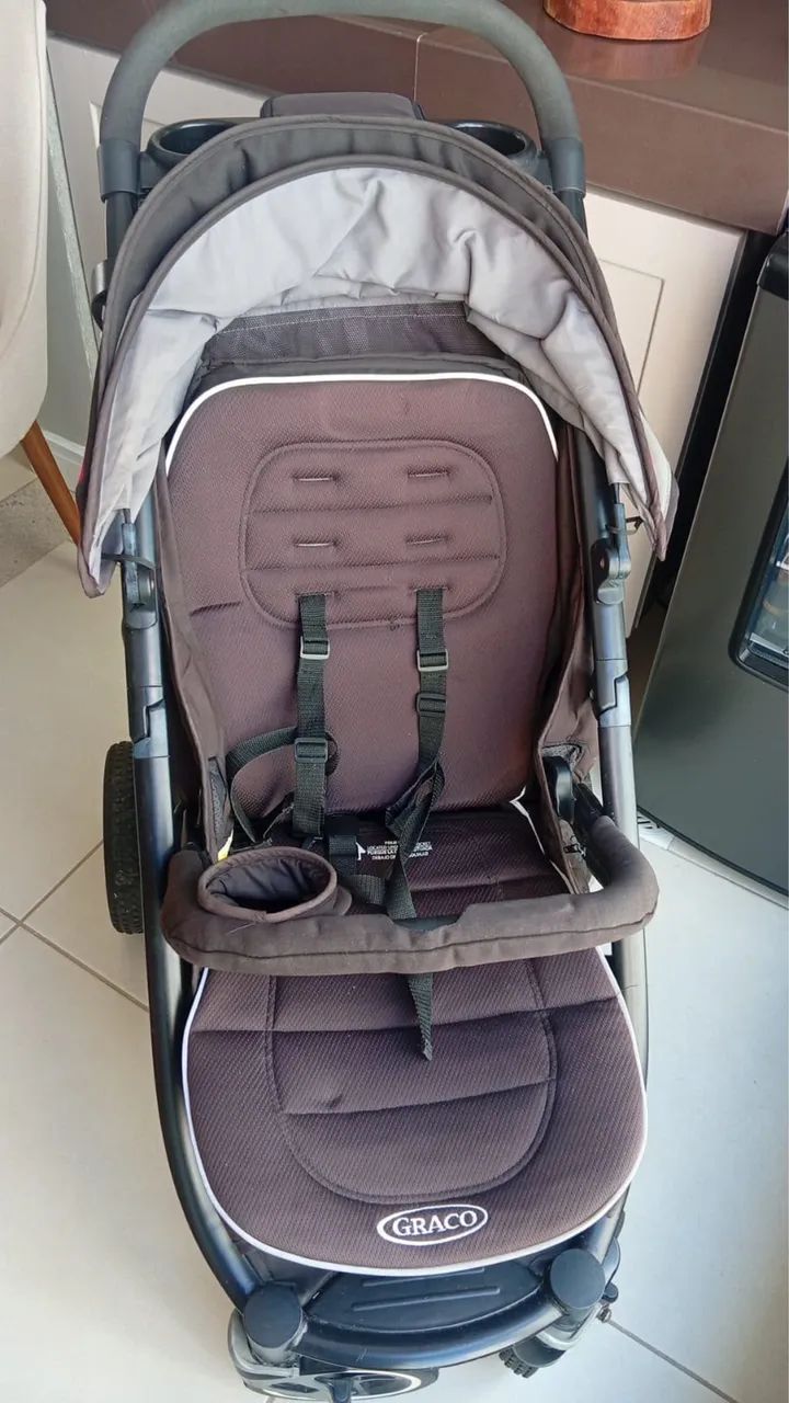 Vendo Carrinho de Bebê com Bebê Conforto - Foto 2