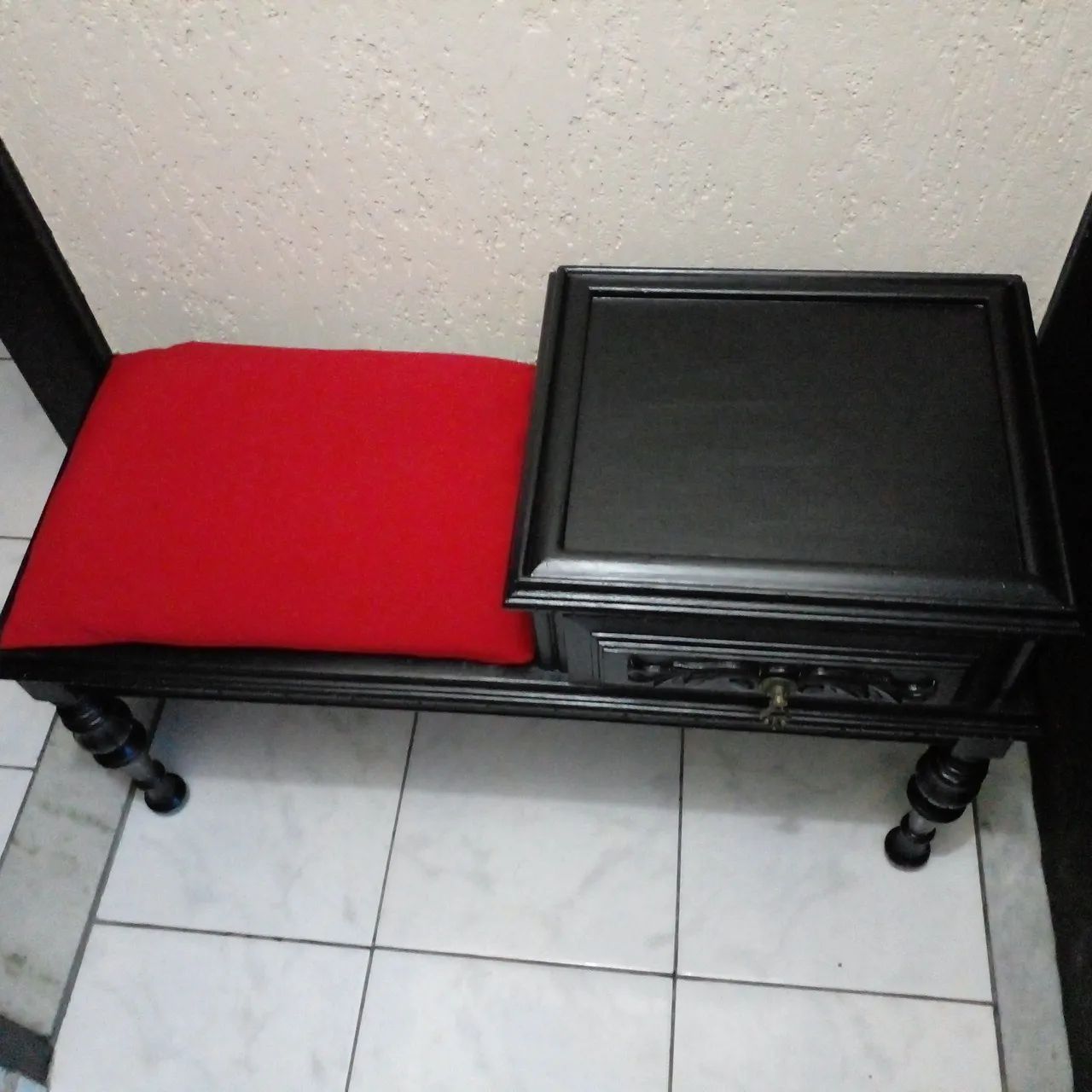 Linda mesa de telefone antiga estilo gótico 