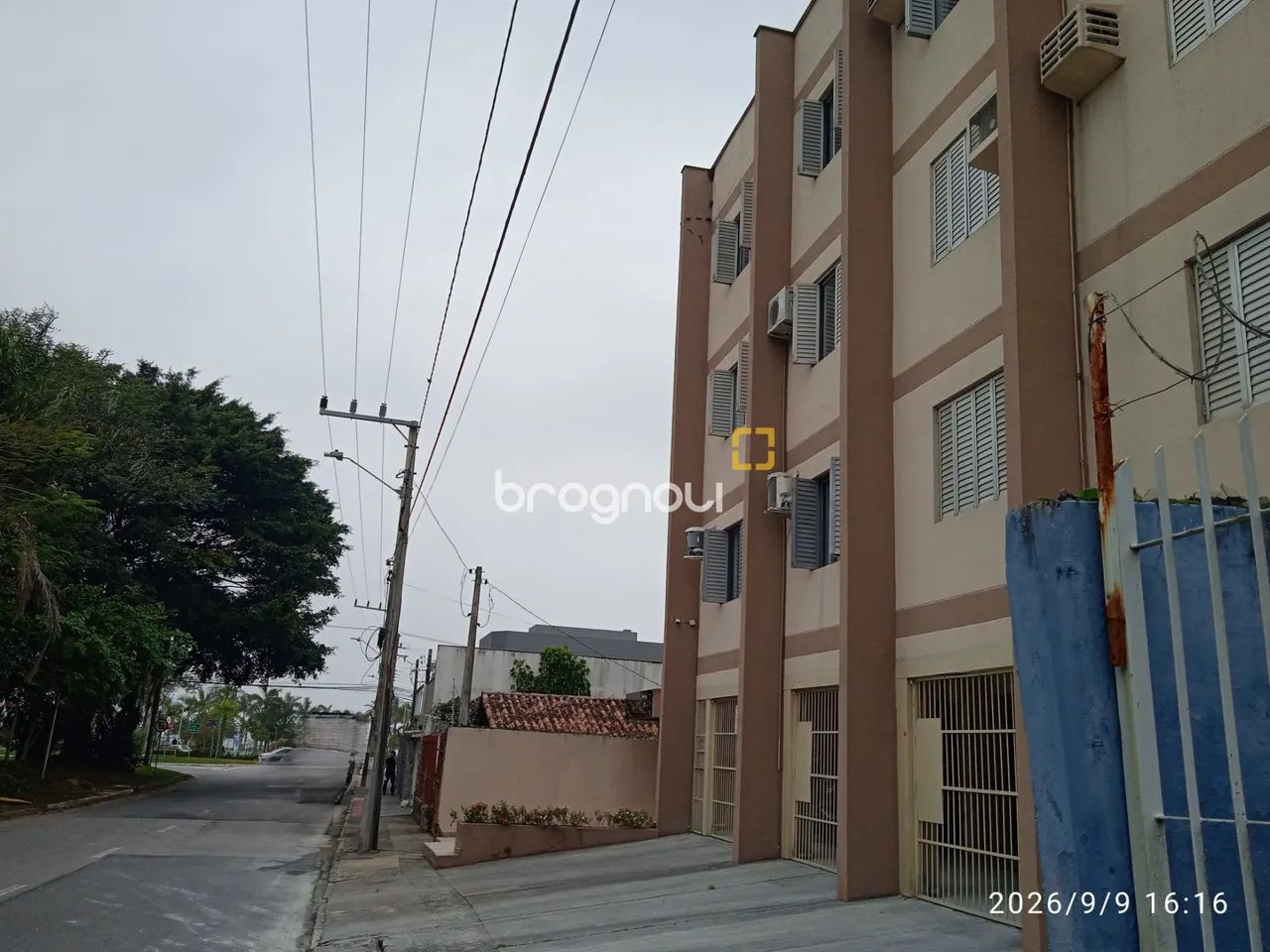 Vende Apartamento com 3 quartos sendo 1 suíte em Coqueiros - Florianópolis. - Foto 2