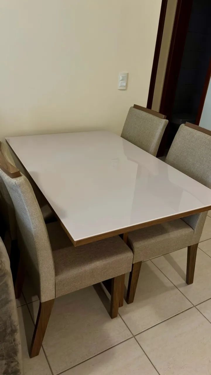 Mesa de Jantar com 4 Cadeiras Estofadas - Tampo Branco