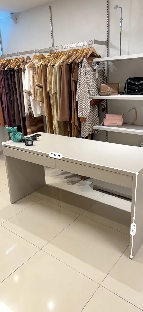 VENDO 2 MESAS DE ESCRITÓRIO COM GAVETAS - R$ 150,00 CADA  - Foto 2