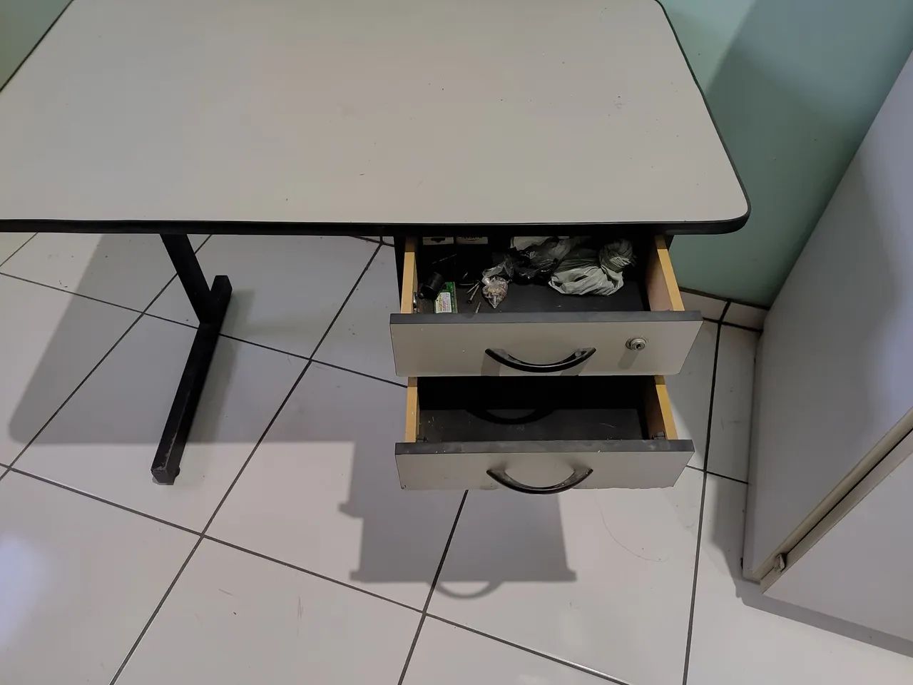 Mesa Para Escritório Com Gavetas e Chave - Foto 2