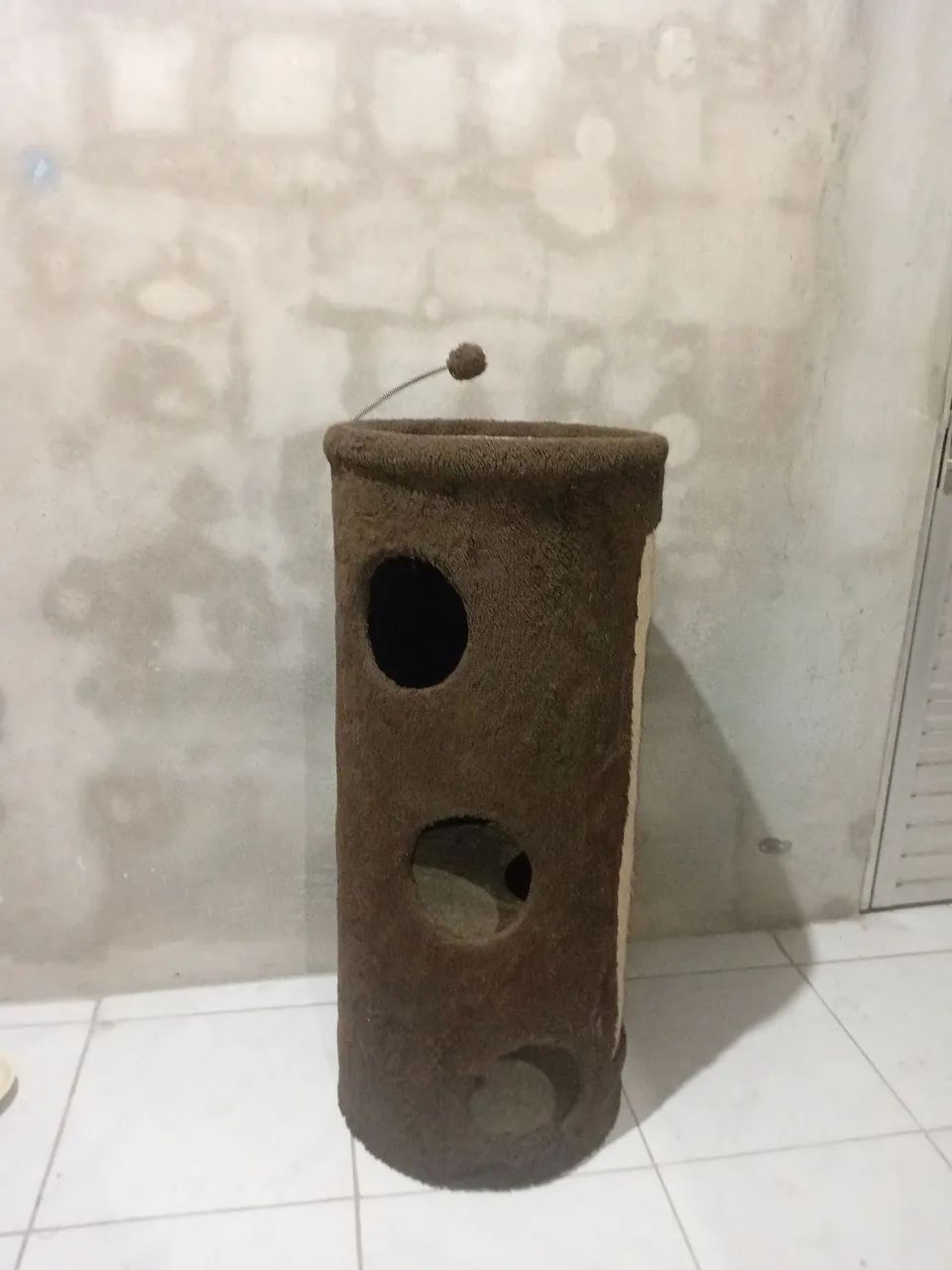 Arranhador de gato, com três tocas e bolinha pra brinca, seme novo usado poucas vezes