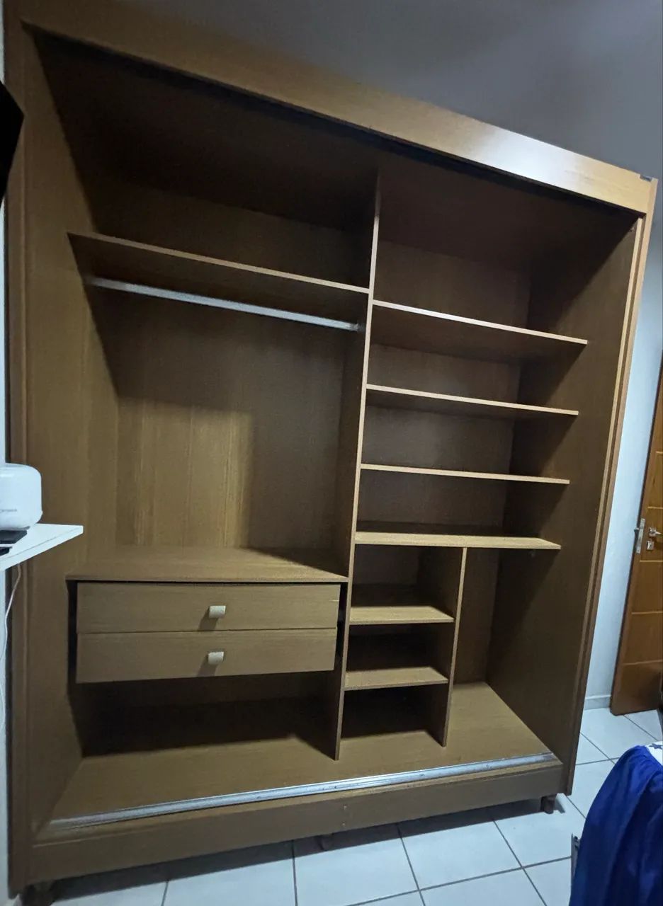GUARDA-ROUPA GRANDE COM ESPELHO - R$ 800 - Foto 4