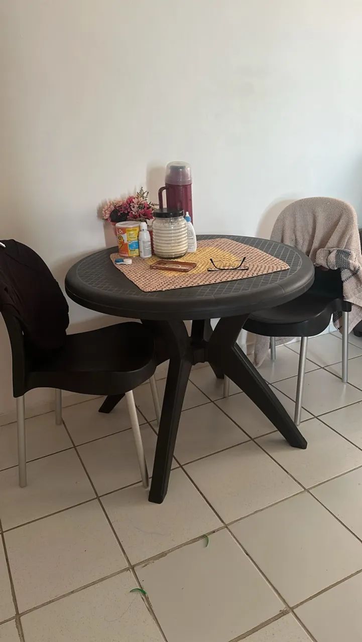 Mesa de jantar com 2 cadeiras