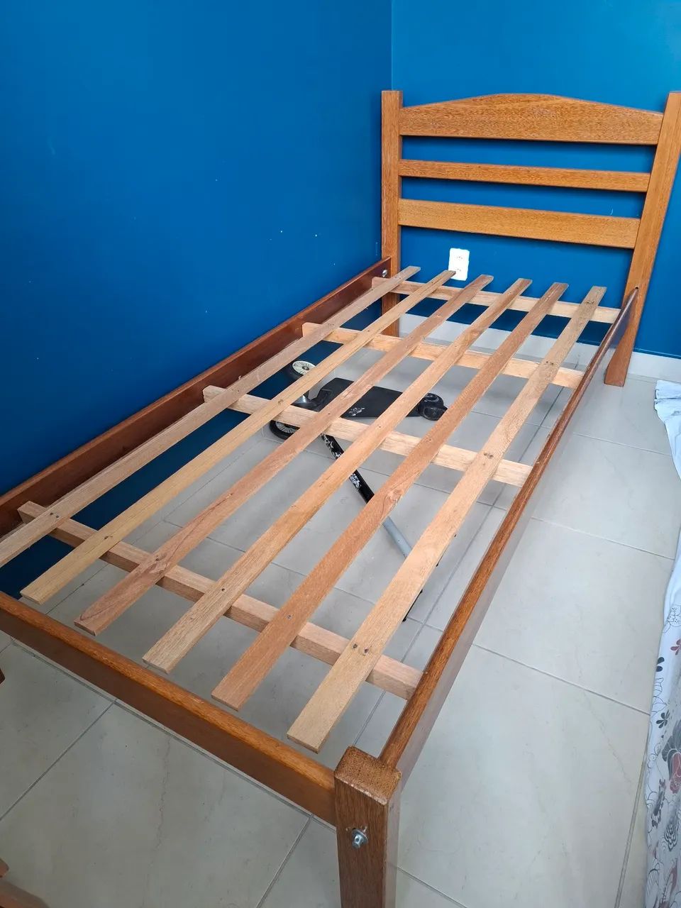 Cama solteiro (madeira e MDF) e sofá - Foto 2