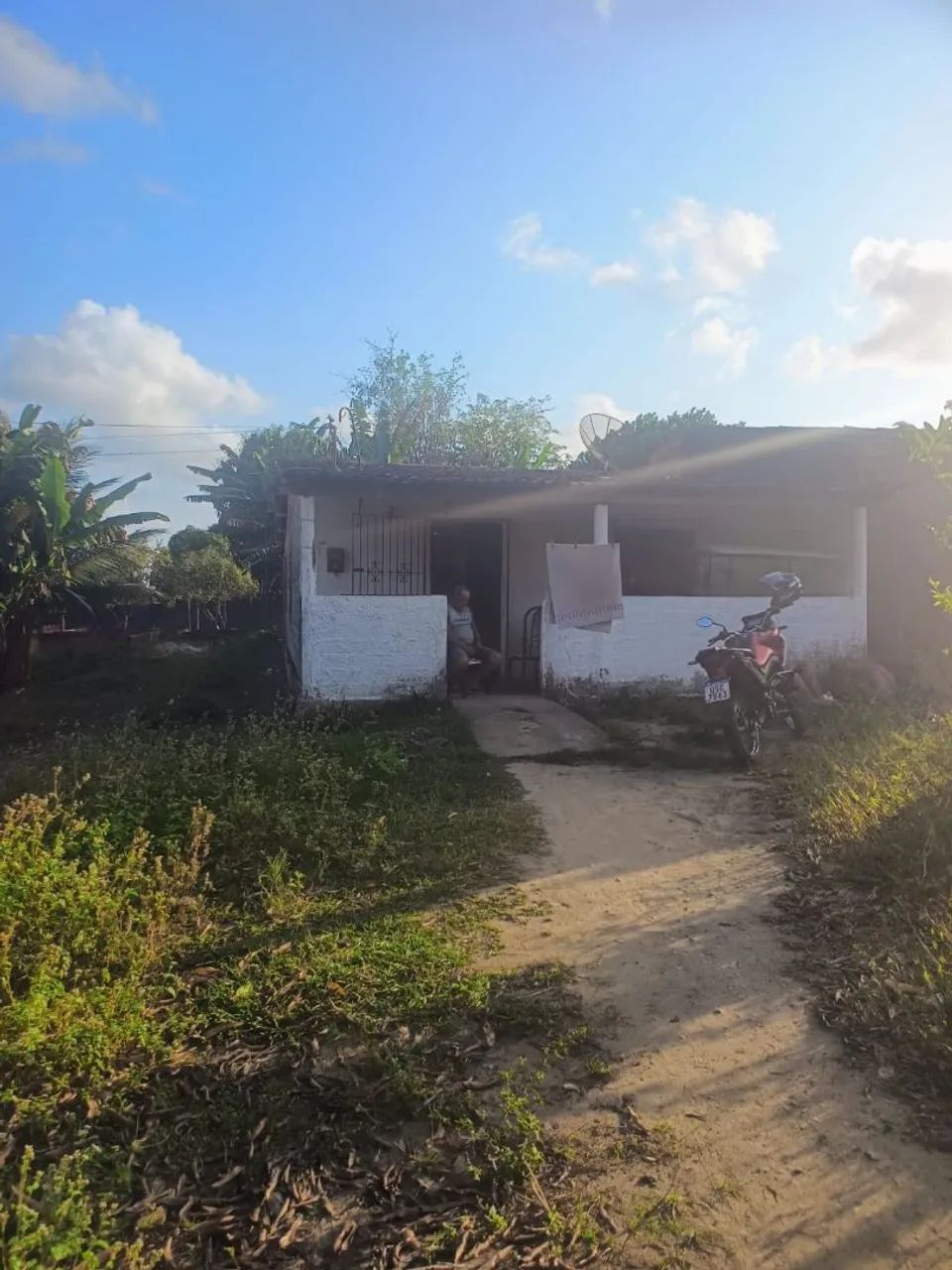 Sítio com ampla área verde, casa com 1 suíte + 2 quartos