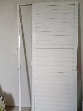 Vendo porta de alumínio seminova valor 350