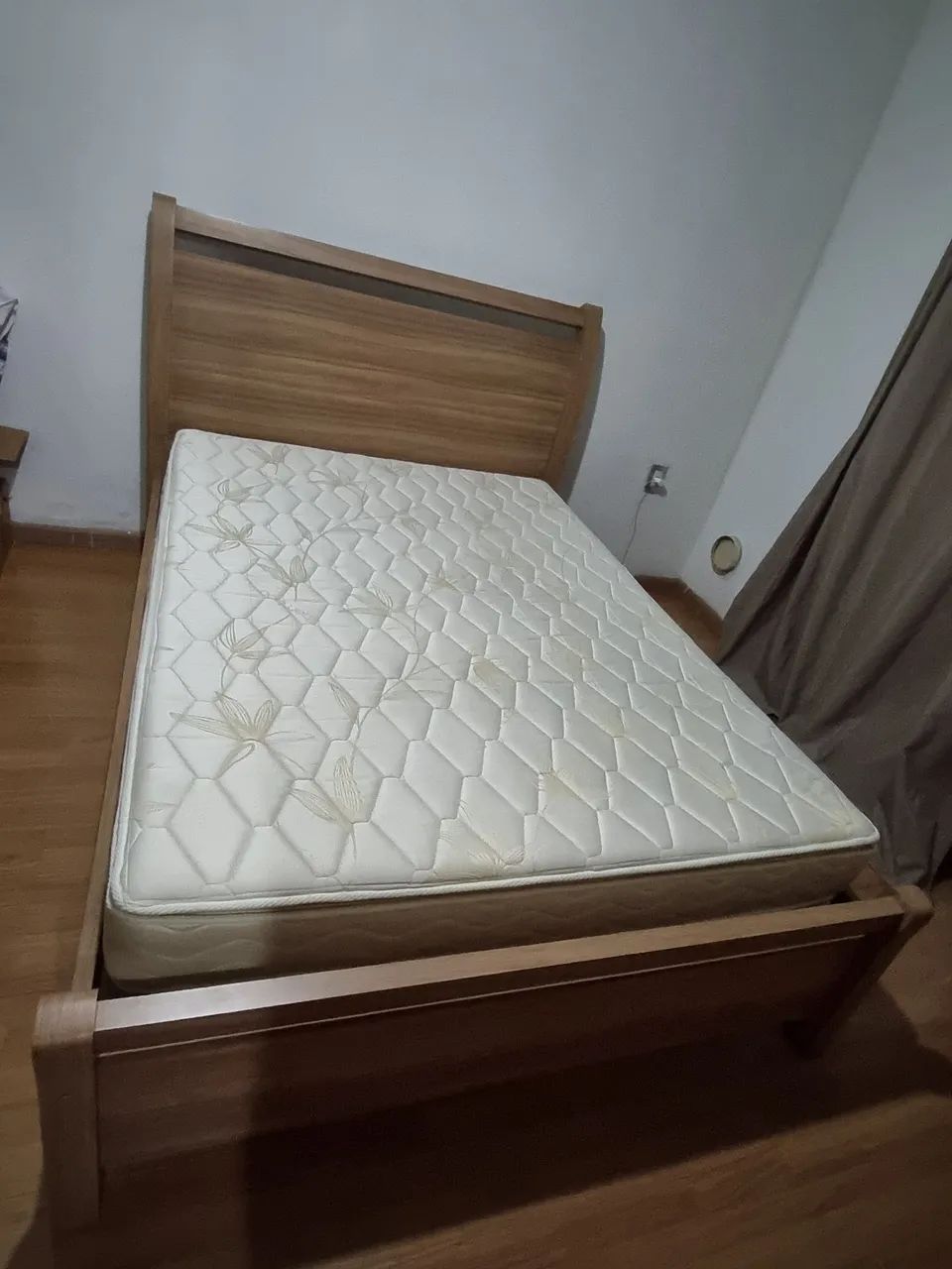 Cama de casal com colchão 