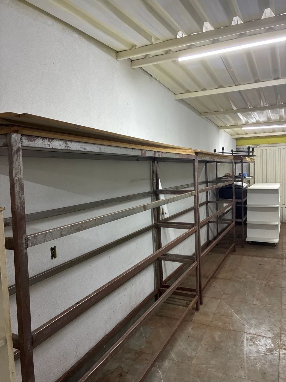 PRATELEIRAS  MDF E METALON
