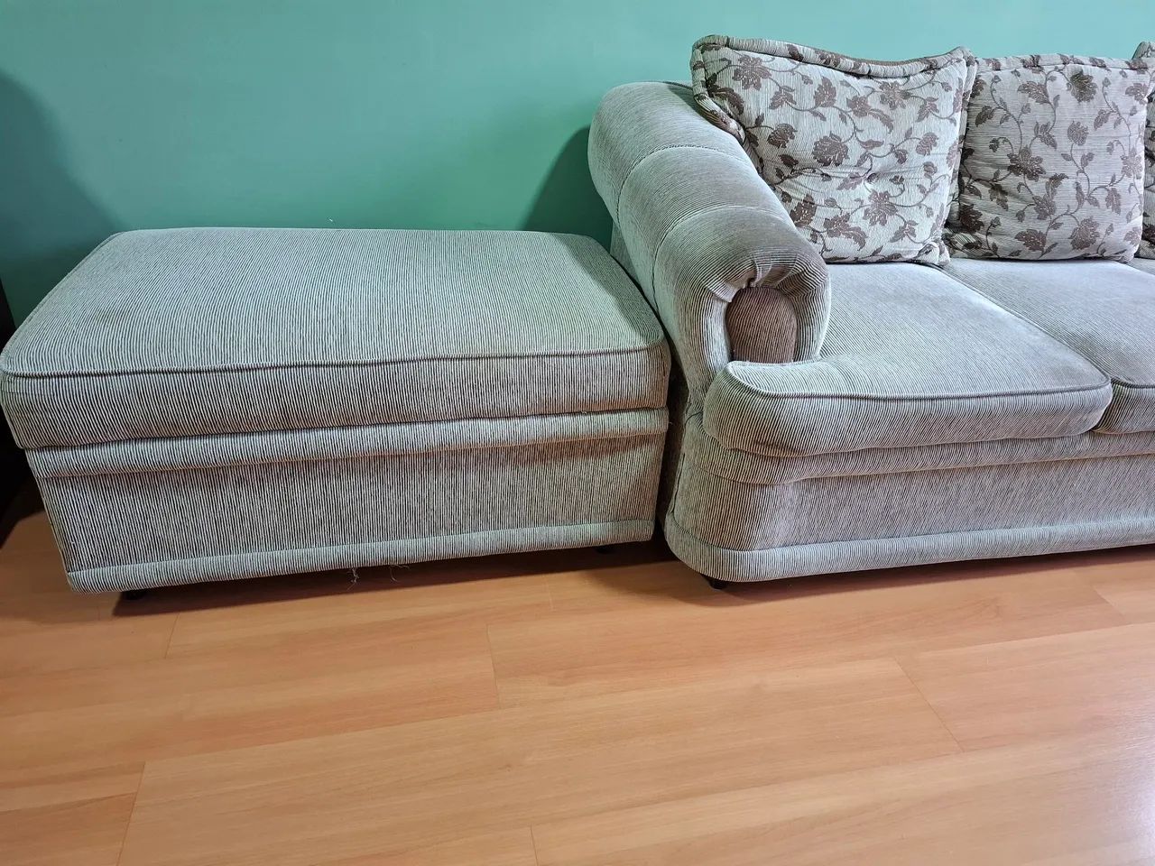 Vende-se Sofá 4 Lugares c/ Chaise Long C/ Puff - Foto 4
