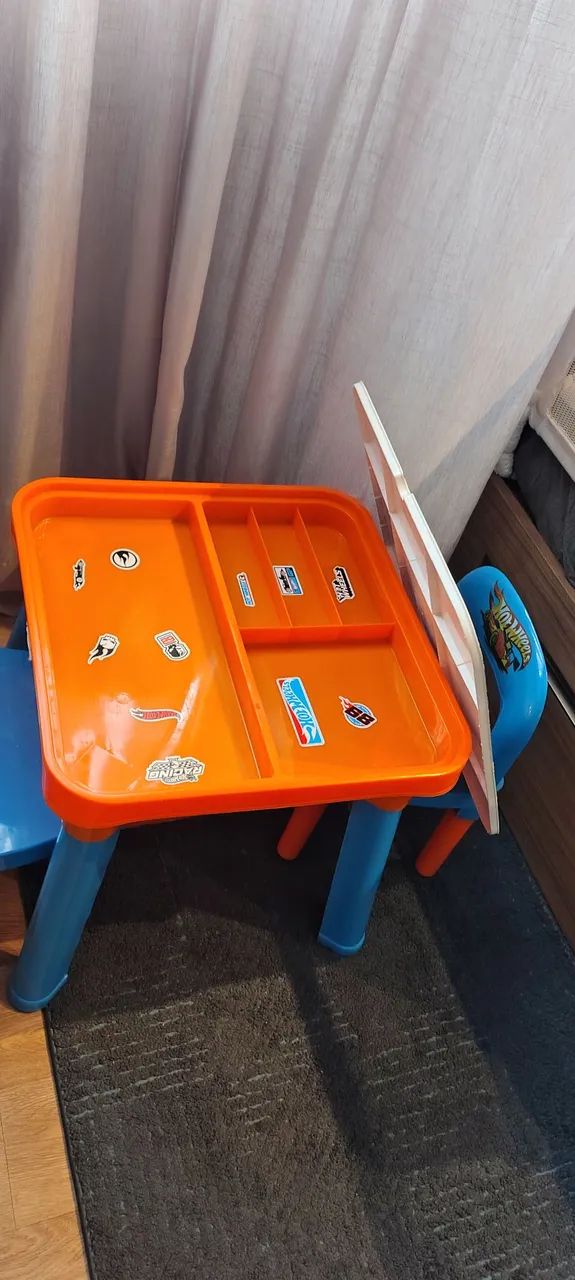 Mesa infantil Hotwheels com 2 cadeiras  - Foto 2