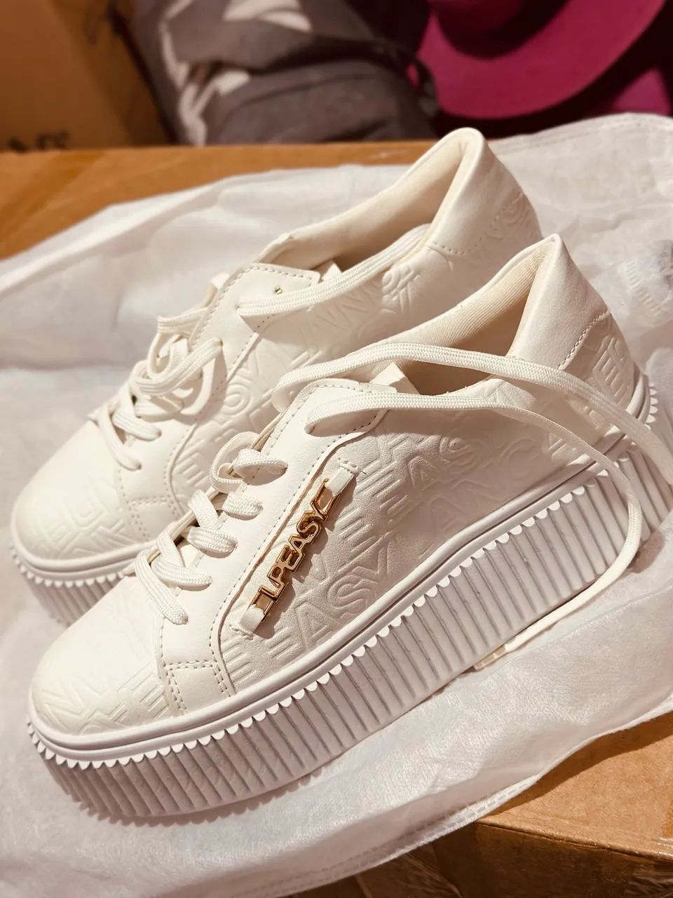 Tênis lança perfume 