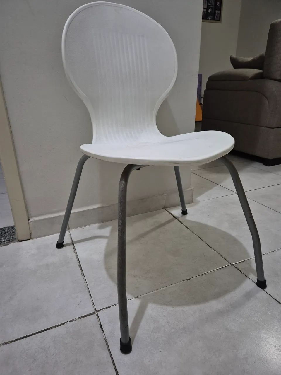 Cadeira plástica com pés metálicos  - Foto 3