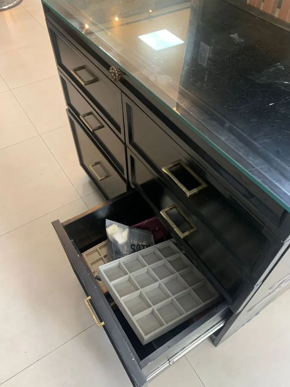 Vitrine Expositora para Loja com Tampo de Vidro e 12 Gavetas - Foto 4