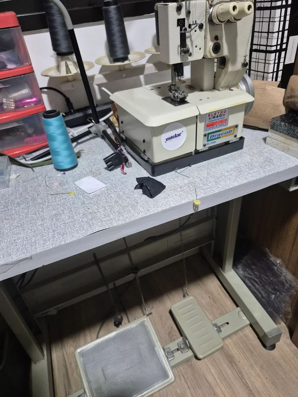 MÁQUINA GALONEIRA SEMI INDUSTRIAL 2 AGULHAS BRACOB 2600 COM MOTOR E MESA - Foto 4