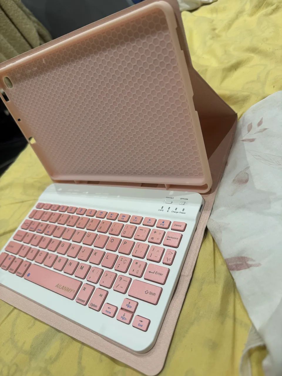 Capa com teclado Bluetooth Samsung s6 lite  - Foto 4