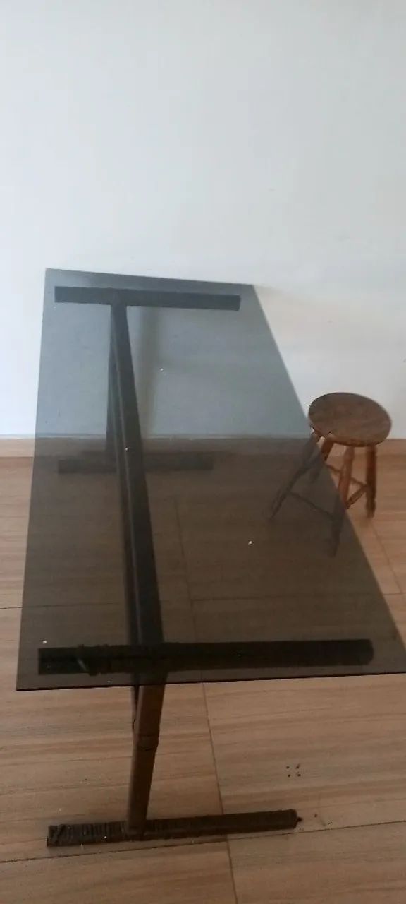 Mesa de vidro, com fibra