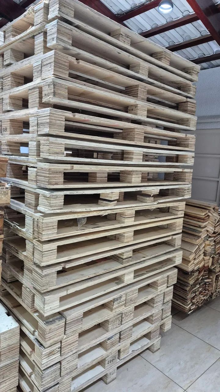 Pallets seminovos compensado resistente medida 1.30mt por 1.10mt, entrega rápida. 