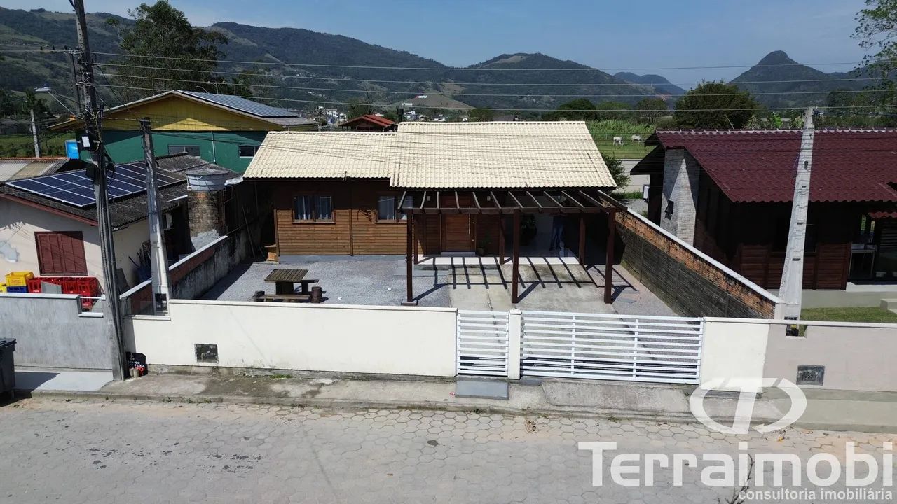 Casa com Piscina e Área Gourmet no Nova Belém  Paulo Lopes/SC