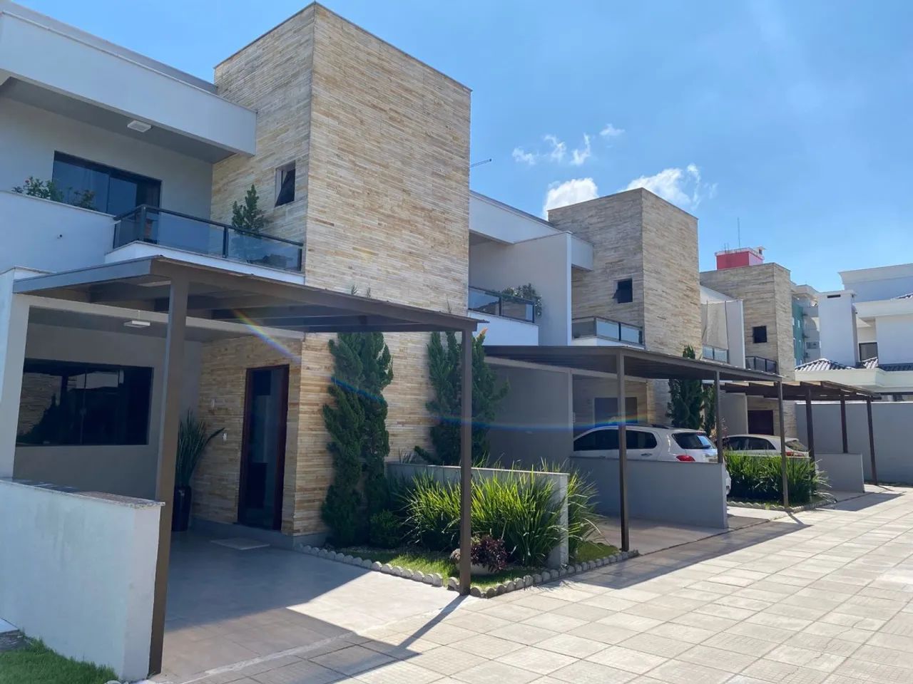 GEMINADO DE ESQUINA RESIDENCIAL CAMPO BELLO