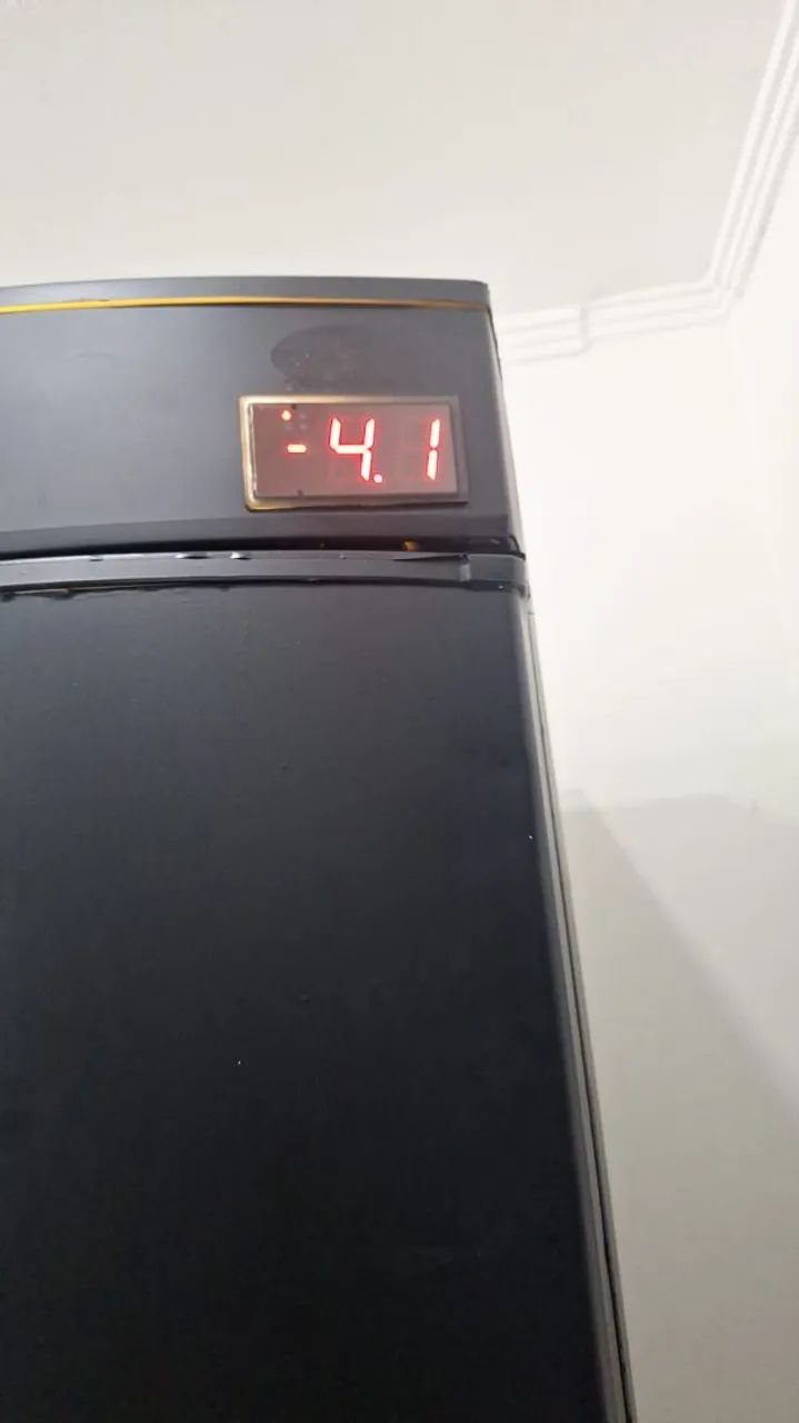 02 freezers usado em estado excelente   e 01 mini camera fria semi nova. - Foto 3