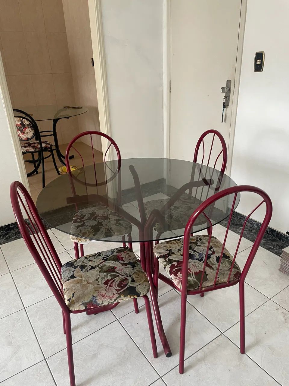 Mesa com tampo de vidro com quatro cadeiras