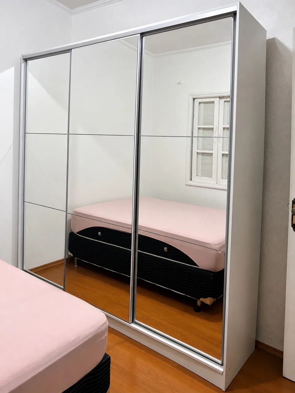 Guarda-roupa branco com espelho