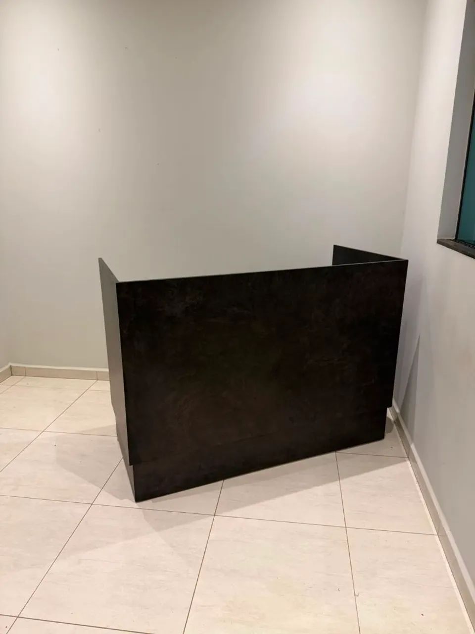Balcão de recepção 100% MDF com 4 gavetas e fita LED