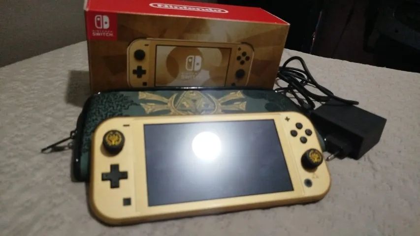 Switch Lite Hyrule Edition (Dourado)
