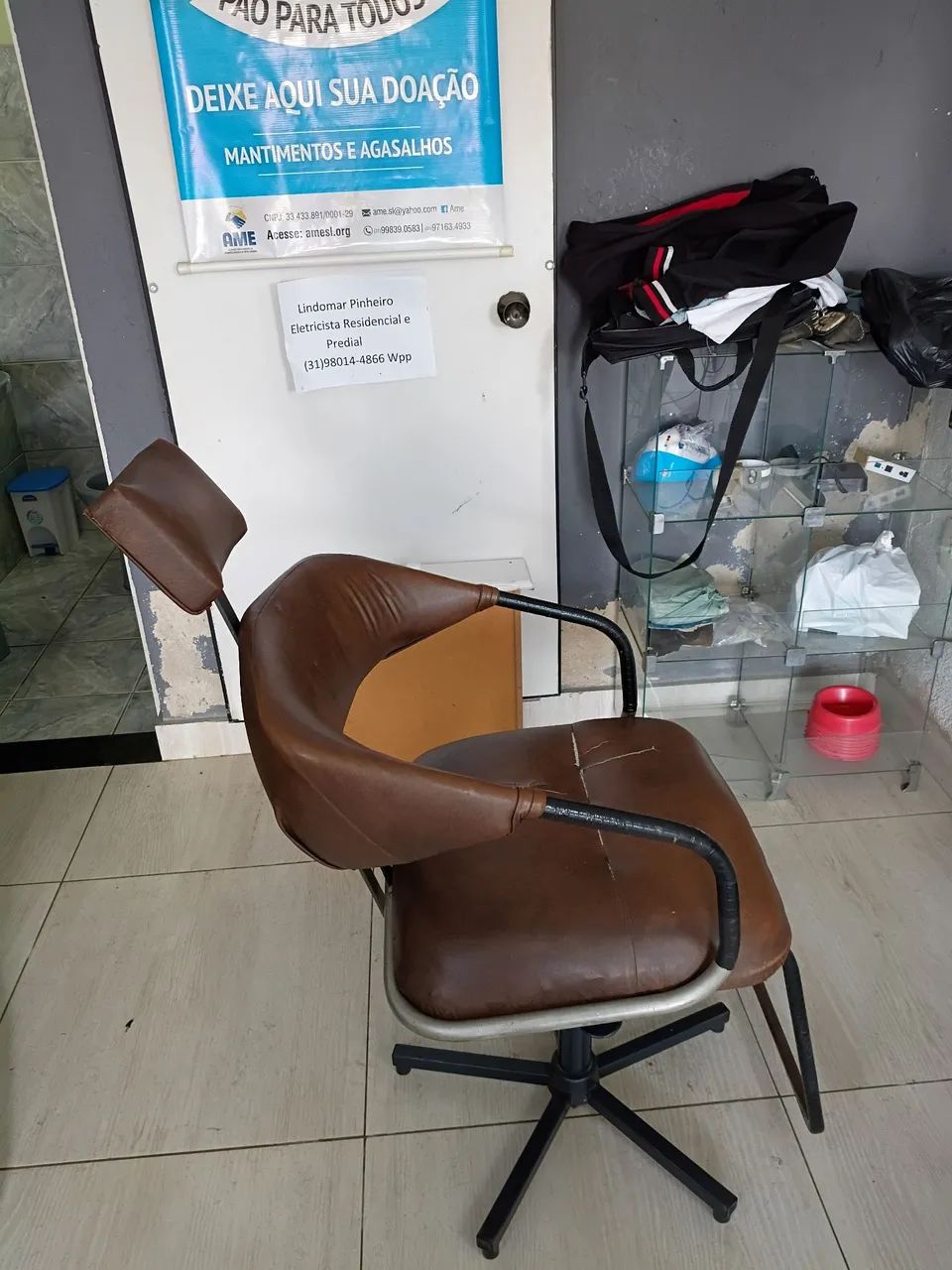 Cadeira de barbeiro e lavatório 