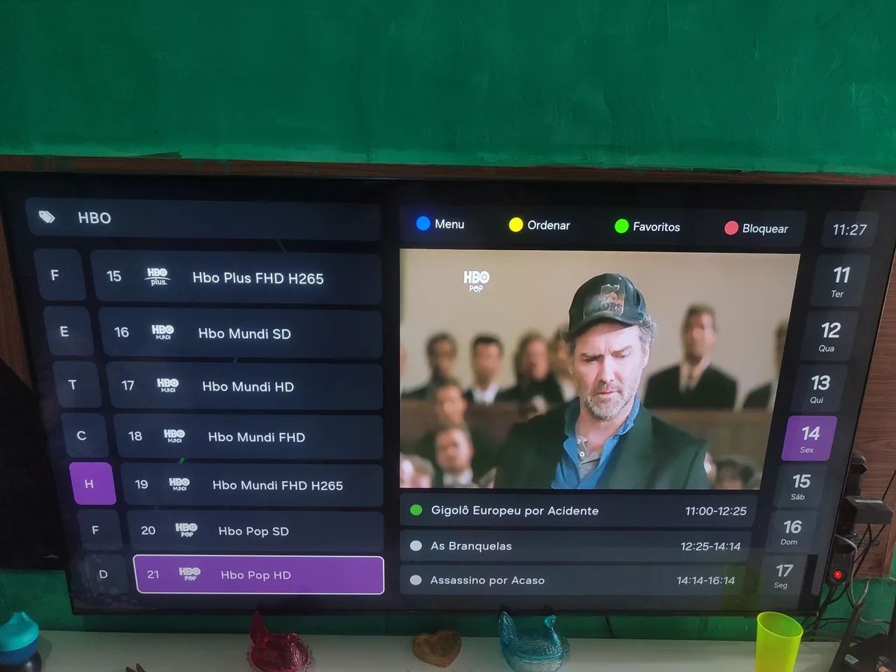 Vendo para sair rápido uma tv 65 polegadas aceito cartãos e negociamos avista 