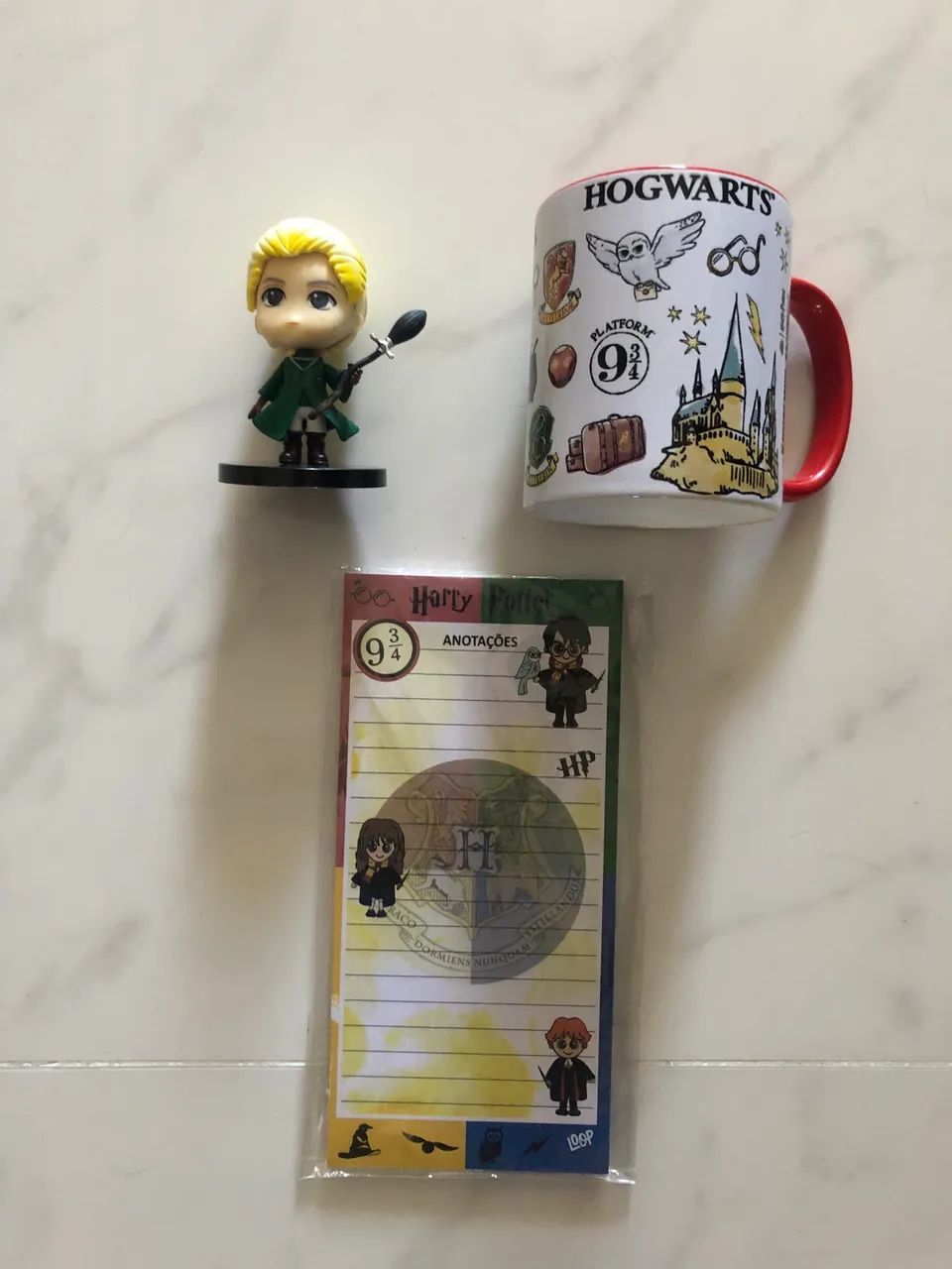 Kit Caneca Bloco e miniatura personagem de Harry Potter