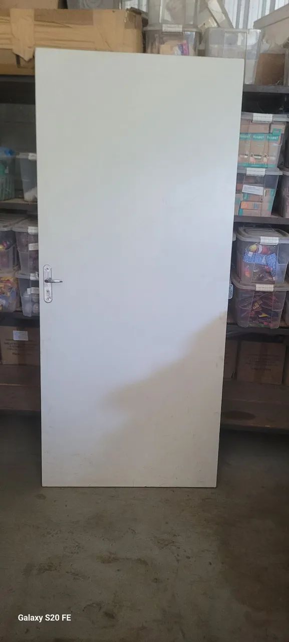 Porta em mdf com dobradiça e maçaneta