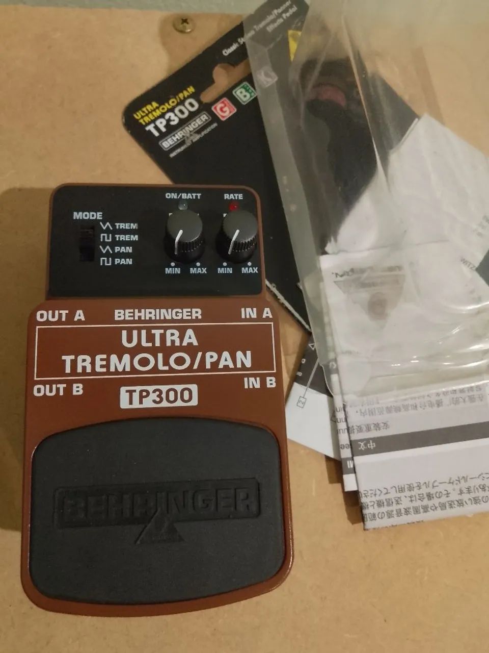 Pedal Behringer Ultra Tremolo / Pan TP300 - Instrumentos musicais