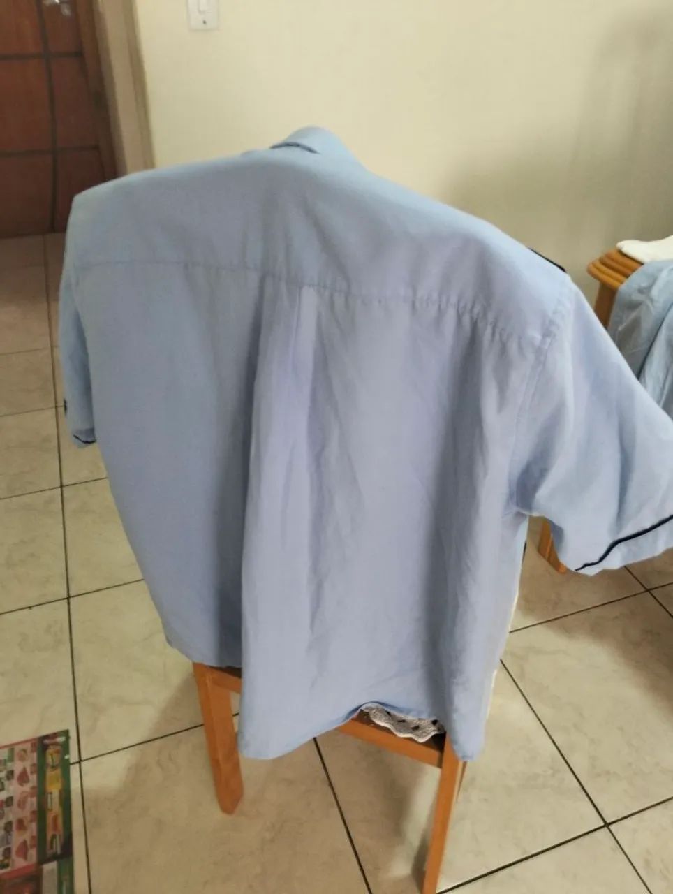 Lote de calças e camisas  - Foto 4