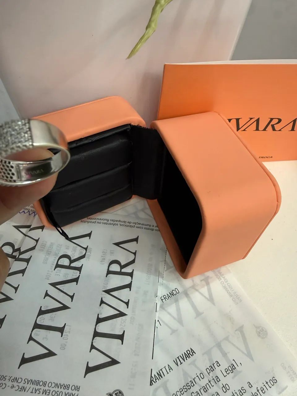 Anel Vivara, Ouro Branco 18k, cravejado com Diamantes. - Foto 3