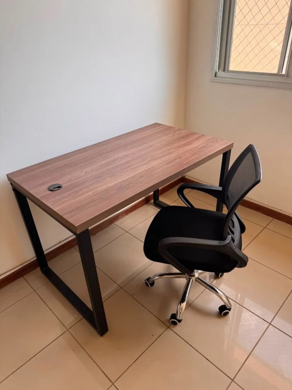 Mesa e cadeira escritório