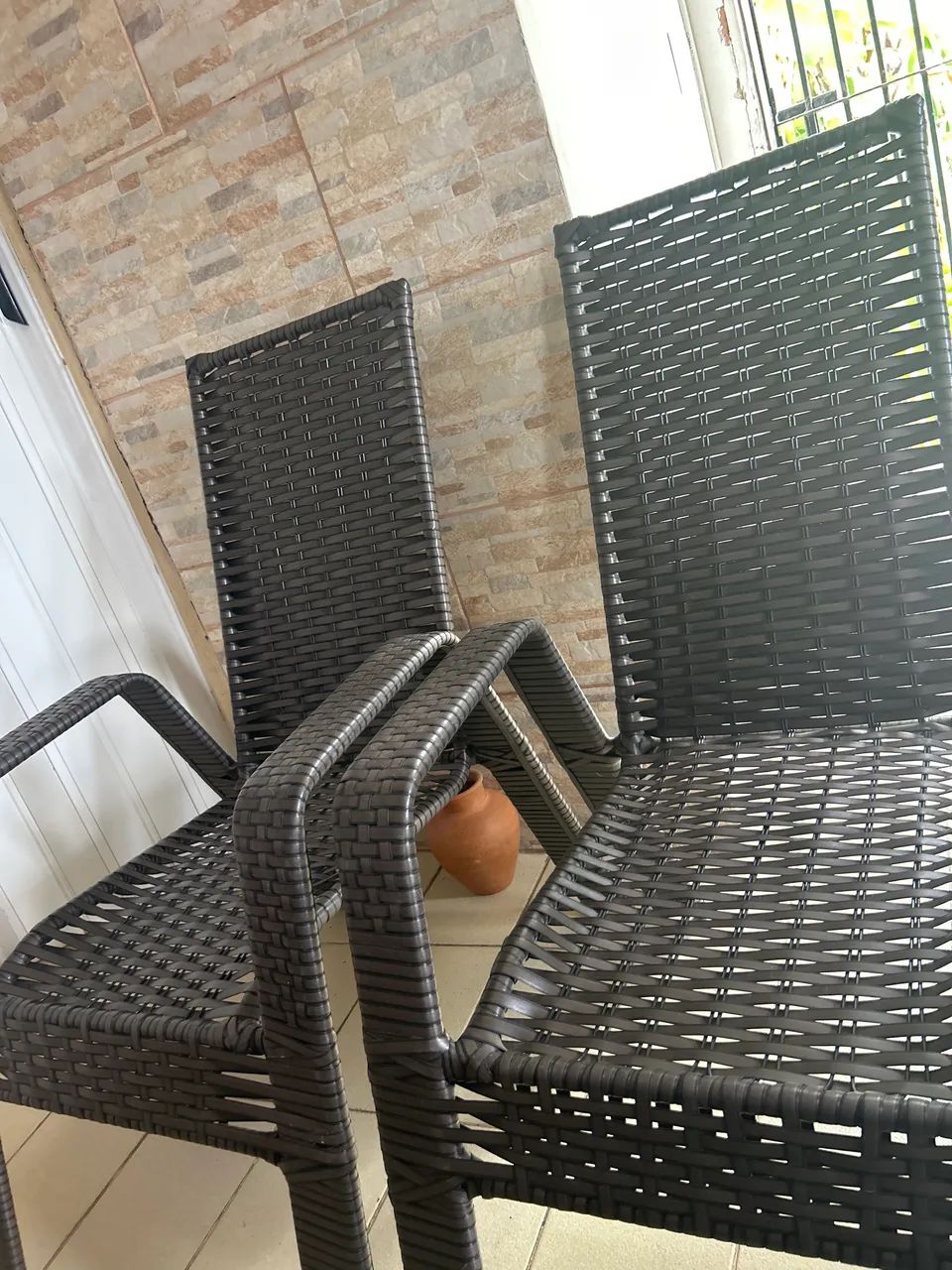 Vendo duas cadeiras lindas e resistentes  - Foto 2
