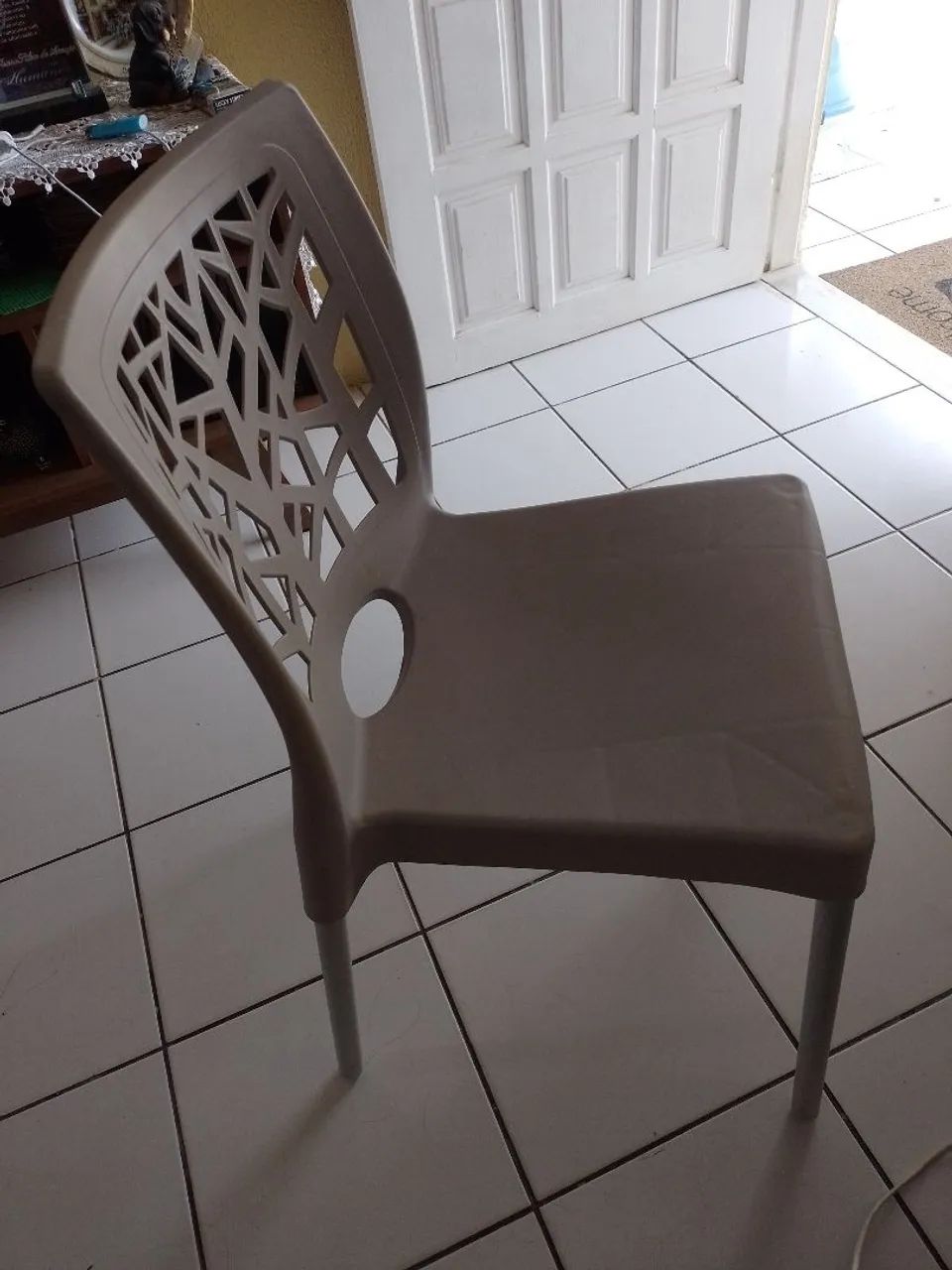 Vendo cadeira plástico cor bege com pés alumínio  - Foto 3