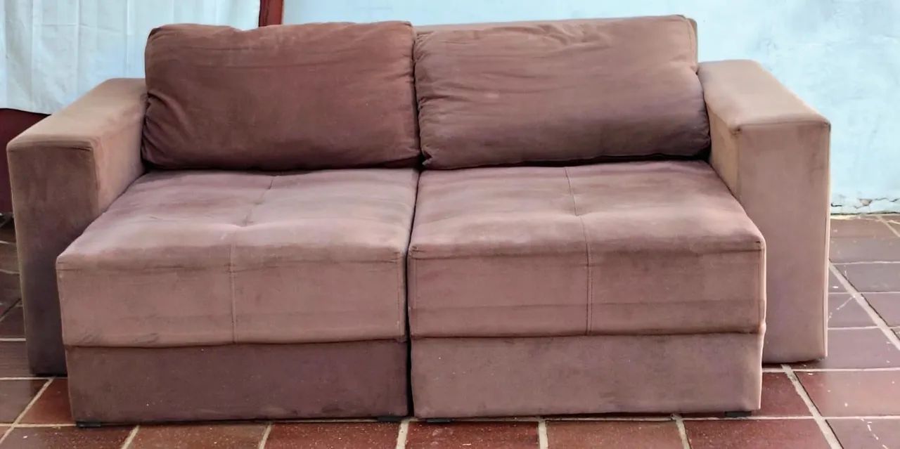 Sofá retrátil cor marrom confortável 