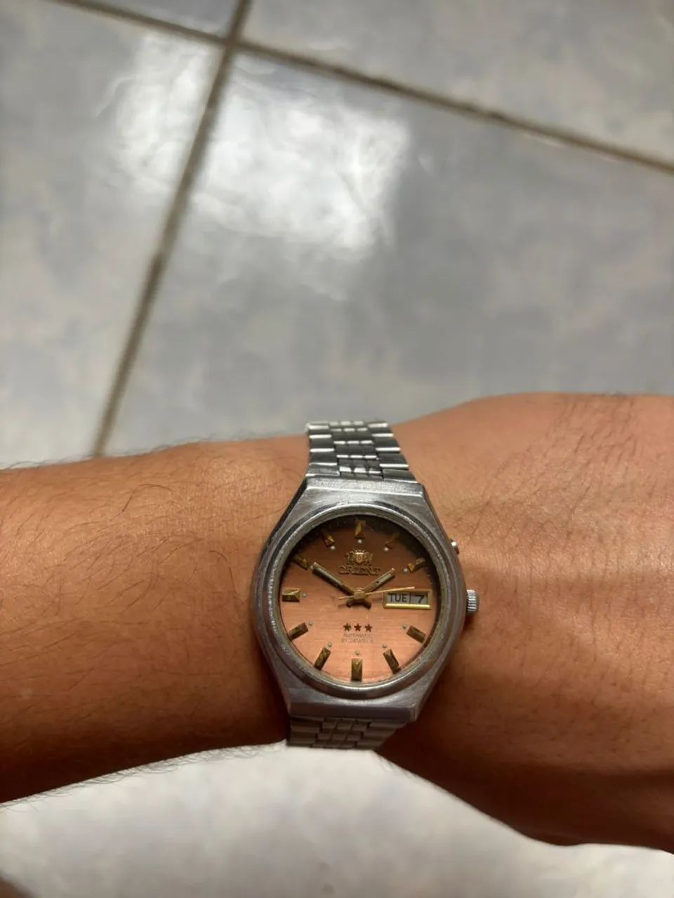 Orient 3 estrelas com mostrador dourado com marrom.